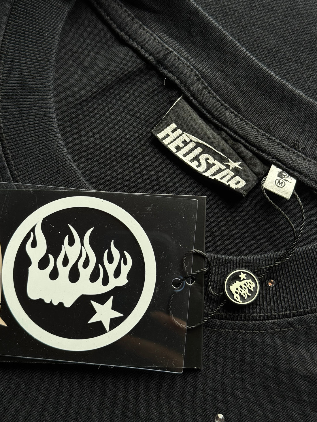 Playera Hellstar Negro Con Amarillo y brillos
