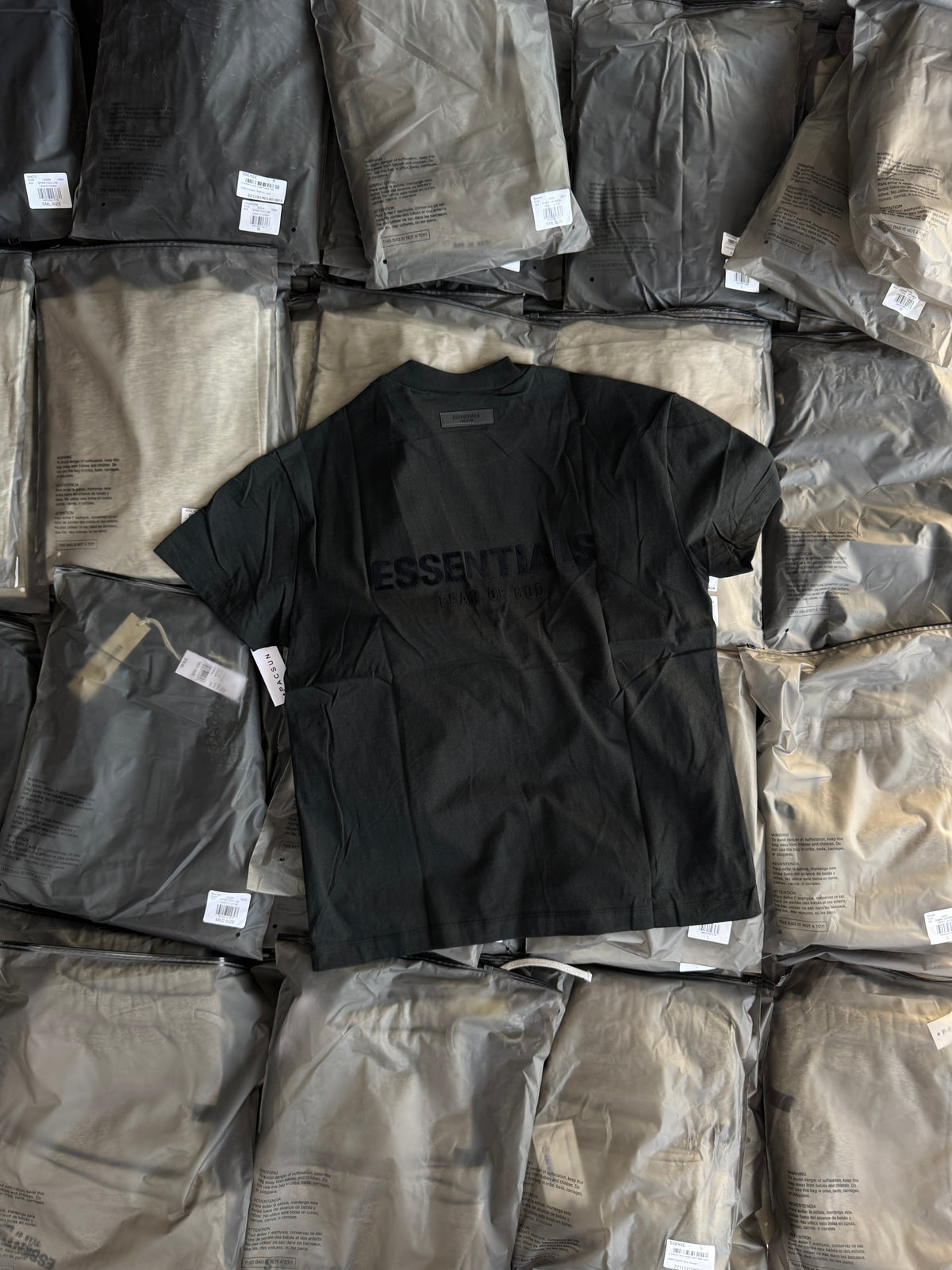 Essentials SS22 Negra