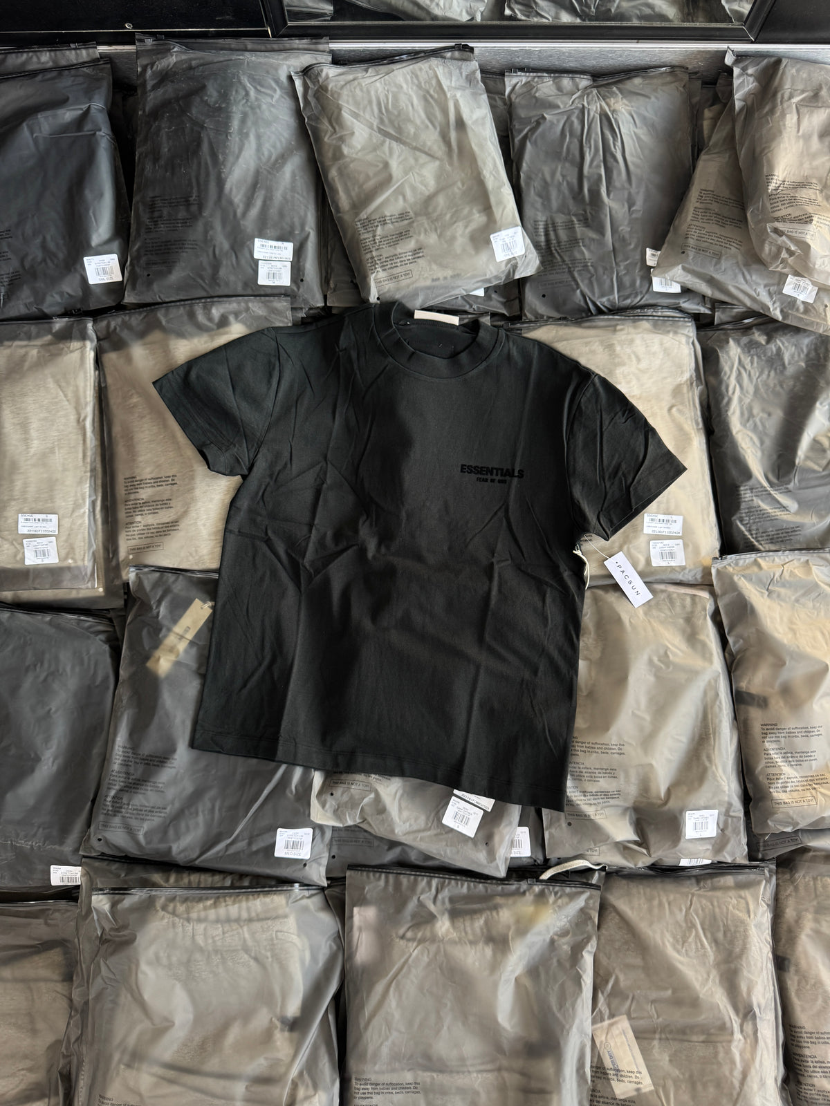 Essentials SS22 Negra