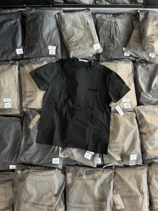 Essentials SS22 Negra