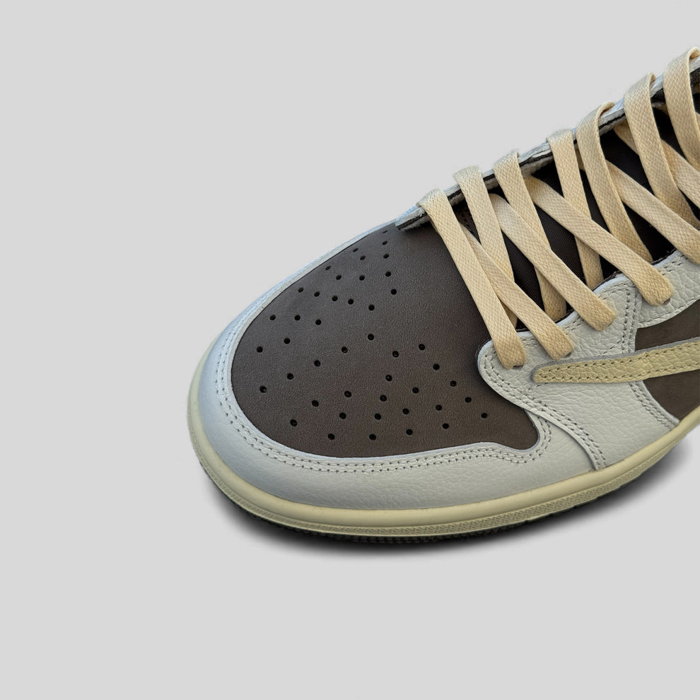 Air Jordan 1 x Travis Scott reverse en moca