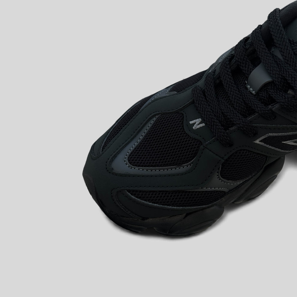 New Balance 9060 en negro Monocromatico