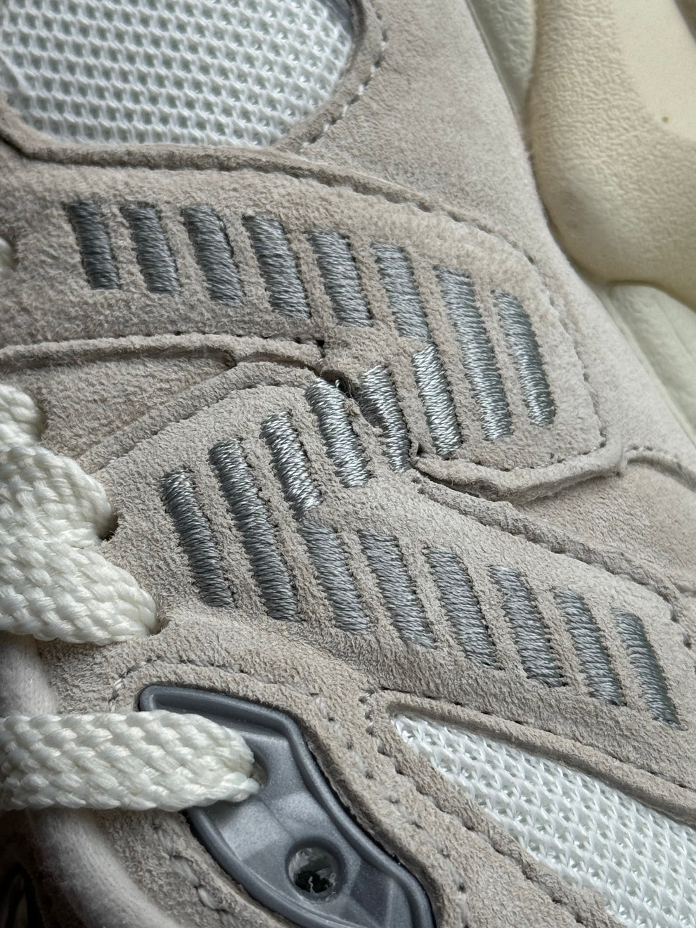 New Balance 9060 Blanco Crudo