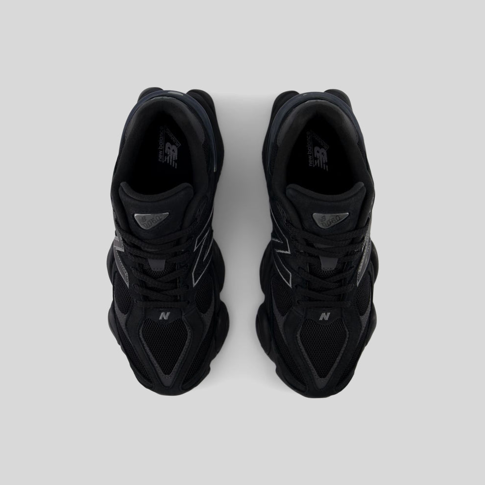 New Balance 9060 en negro Monocromatico