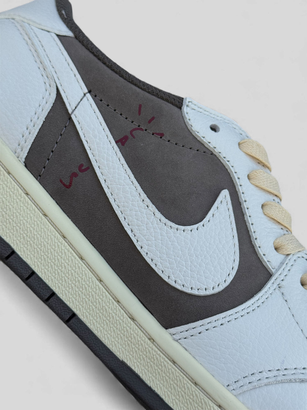 Air Jordan 1 x Travis Scott reverse en moca