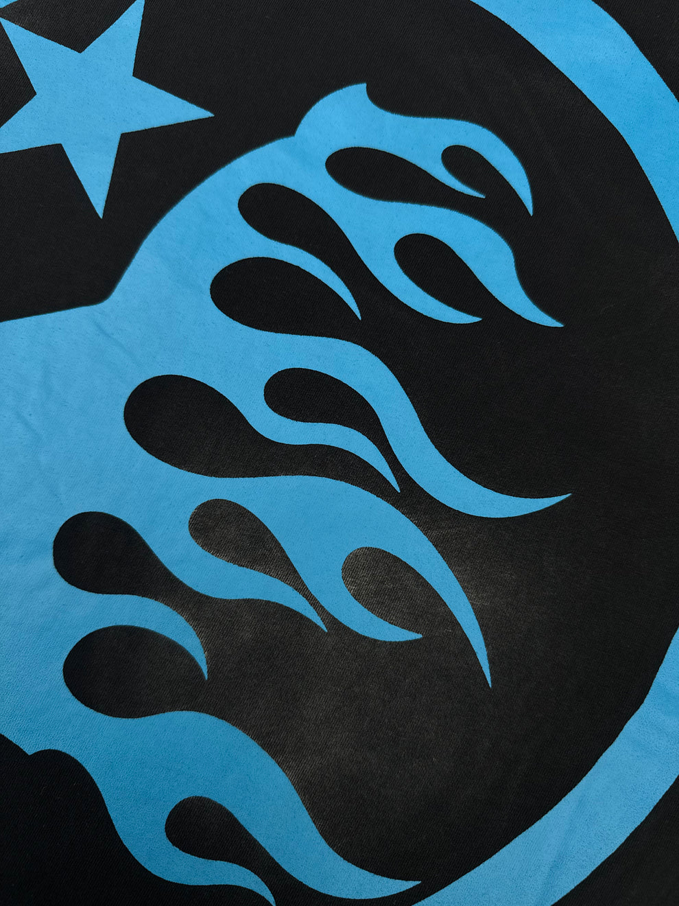 Playera Hellstar Logo Blue Negra